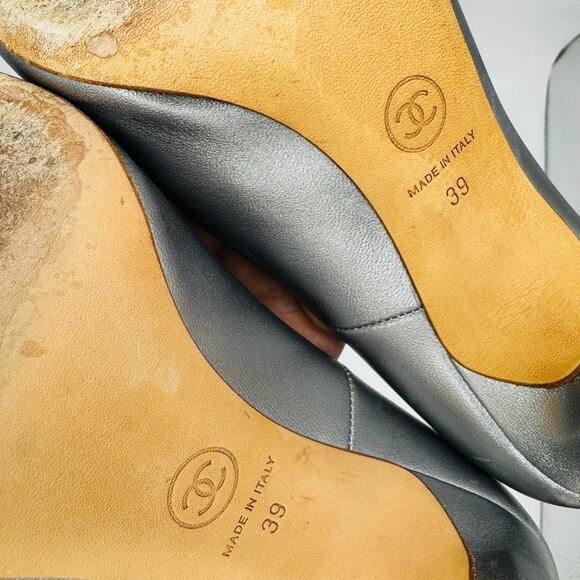 Chanel Metallic Silver/Black Pearl & Crest Embellished Cap-Toe Heels size 39 - Picture 7 of 10